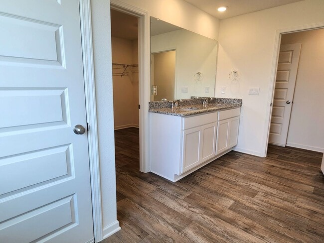 Building Photo - Lovely 4/2 available now in Raley Farms of...