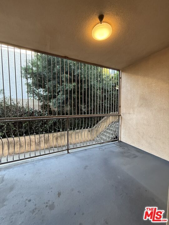 Building Photo - 962 S Gramercy Dr