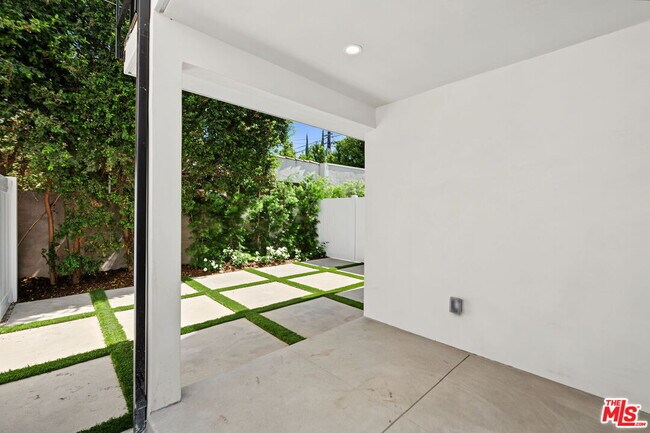 Building Photo - 5843 Whitworth Dr