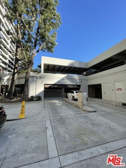 Building Photo - 600 W 9th St