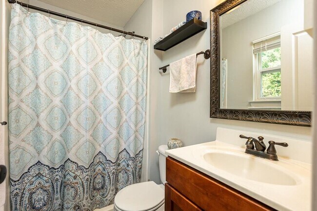 Building Photo - Updated 3 Bedroom 2.5Bath Townhouse in Harrisonburg