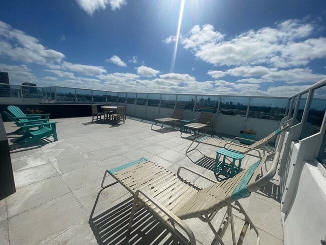 Building Photo - Spacious Studio Beach House Condo!