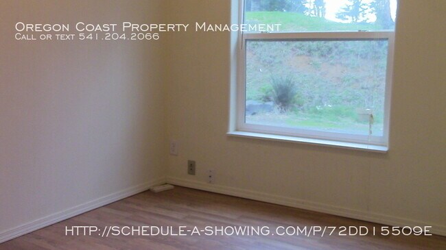 Building Photo - Gorgeous View 3 Bedroom House