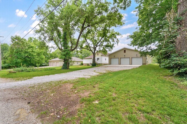 Building Photo - 1120 N Clay Ave