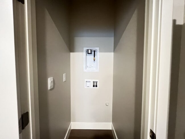 Building Photo - *** MOVE-IN SPECIAL*** BRAND NEW 4 bedroom with In-law suit 3 bath home located in Henderson, NV!