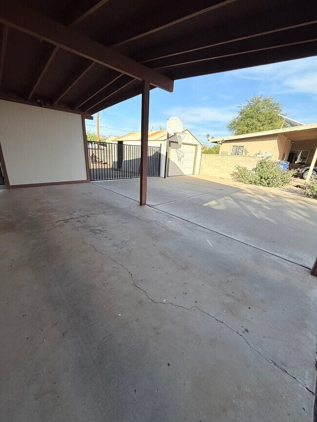 Building Photo - House For Rent