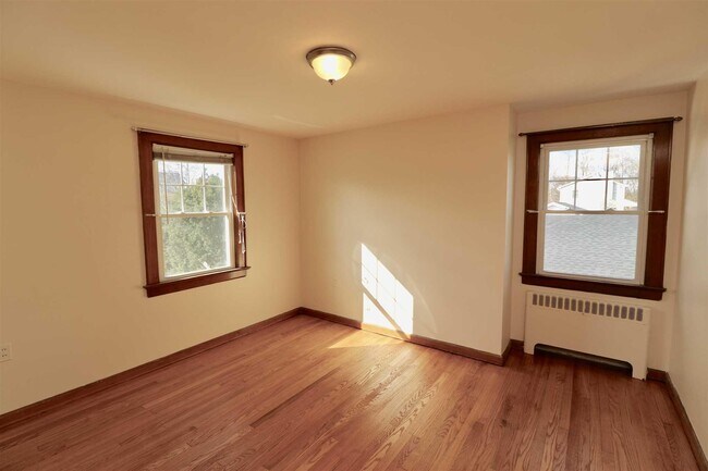Building Photo - 82 S Chestnut St