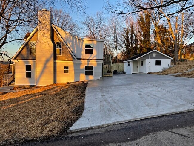 Building Photo - 202 E Columbia Ave