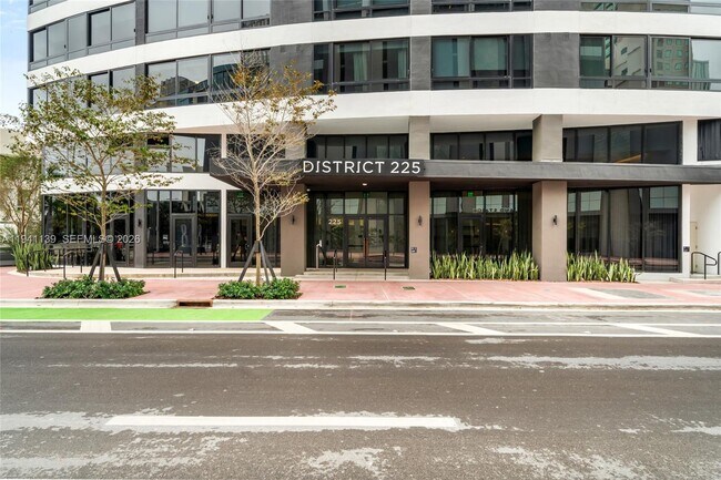 Building Photo - 225 N Miami Ave