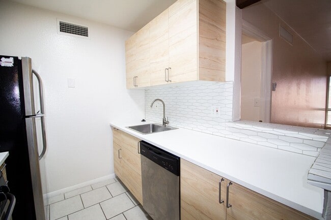 Building Photo - Gated Community 1 Bedroom — All Utilities Paid | First 4 Weeks Free