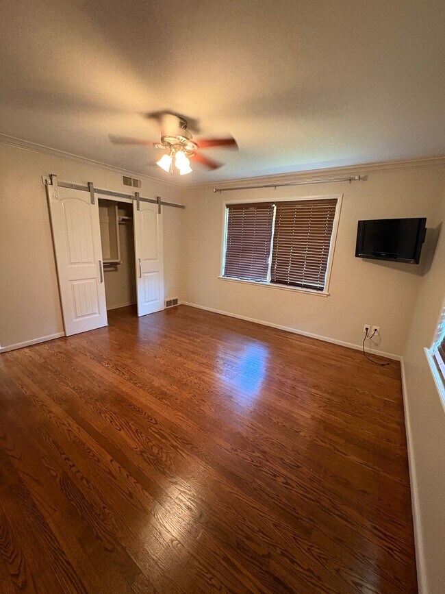 Building Photo - 220 Tullahoma Dr
