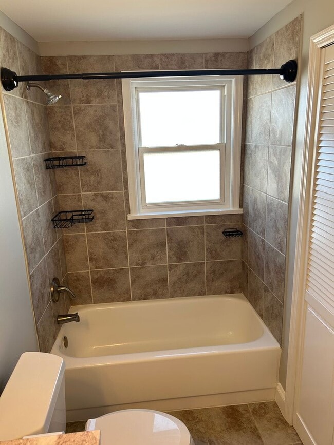 Building Photo - Modern Renovation in Sought-After Area