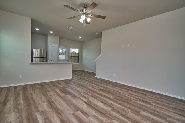Building Photo - Hunters Ranch Beauty! 3 Bedroom 2 1/2 Bath Townhome