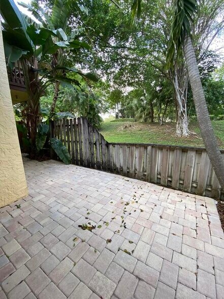Building Photo - 5859 Fox Hollow Dr