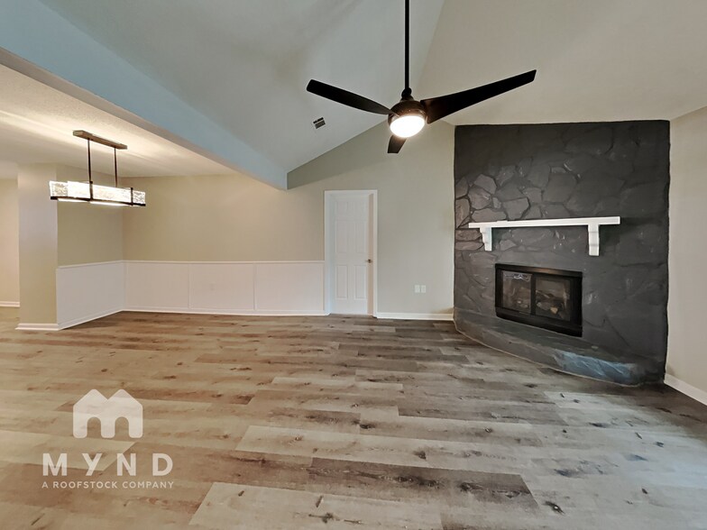 Building Photo - 208 Oak Cir N