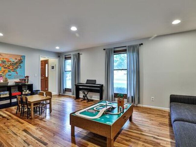 Building Photo - Beautiful Home in Prime Montgomery Location