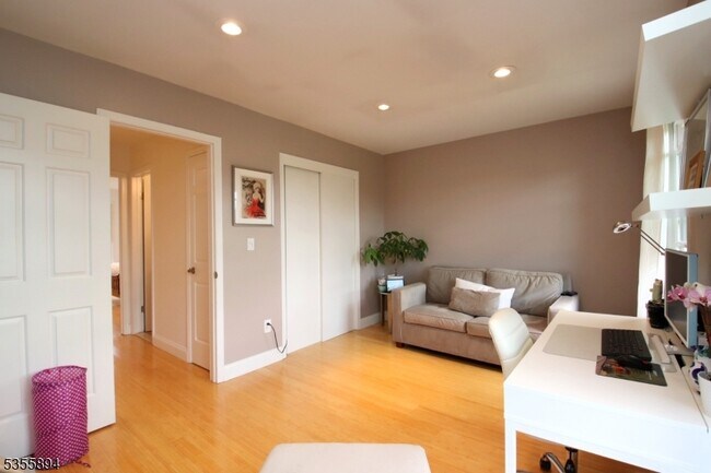 Building Photo - 829 Poplar Ct