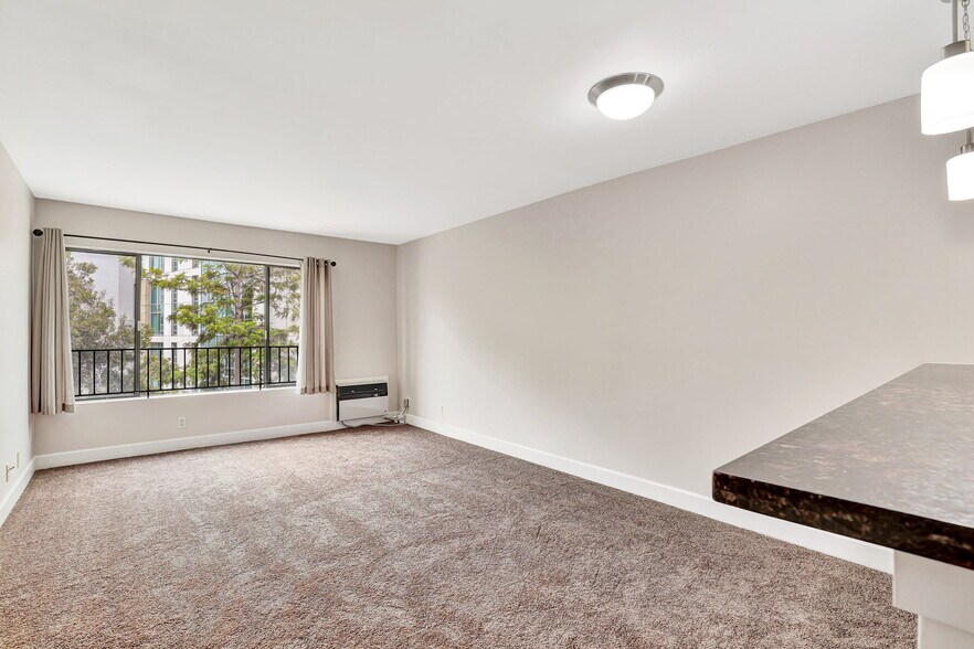 Building Photo - 10982 Roebling Ave