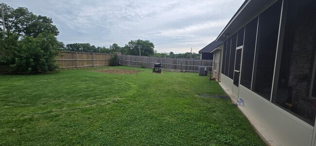 Building Photo - Waterford Bend Subdivision (3 Bedroom 2 Bathroom)