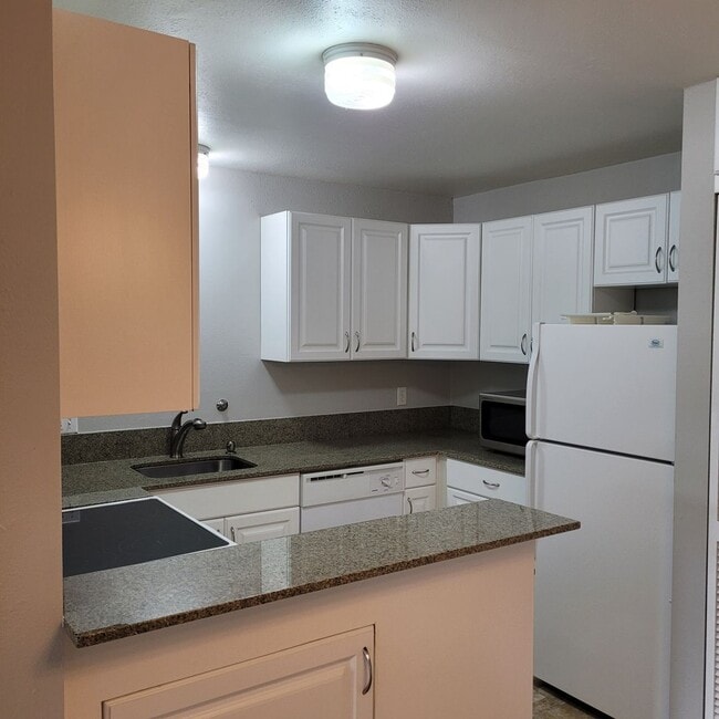 Building Photo - 1 Bedroom Townhome in Desirable Sixty-01 D...
