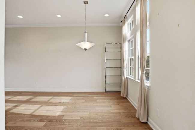 Building Photo - Gorgeous 2 Bed, 2.5 Bath Townhome in Exclusive Reflection Community!