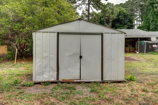 Building Photo - Quiet country living in the middle of it a...