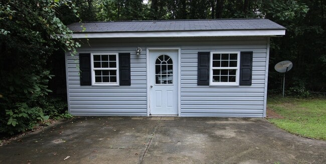 Building Photo - 3 Bedroom 2 Bath Brick Rancher in New Kent!