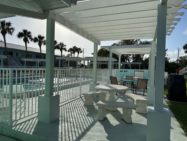 Building Photo - 541 S Peninsula Ave