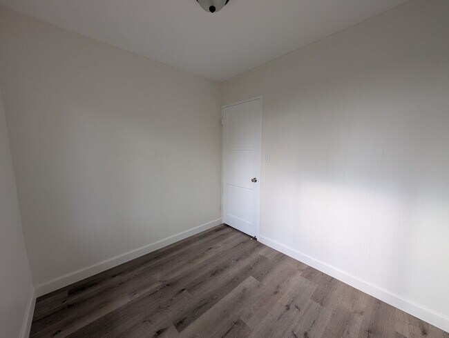 Building Photo - 2BR Apartment Steps from Windansea Beach