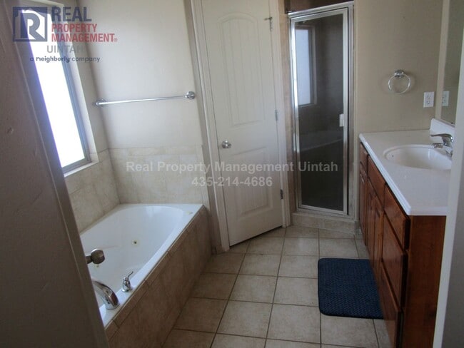 Building Photo - Beautiful 6 bedroom, 3 Bath, 3 Car Garage ...