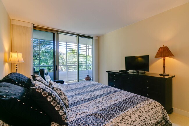 Building Photo - Fully Furnished 2 bedroom in Waikiki! One-...