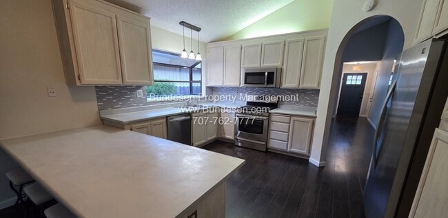 Building Photo - Charming and spacious 3 bedroom, 2 bath si...
