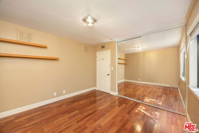 Building Photo - 13031 Magnolia Blvd