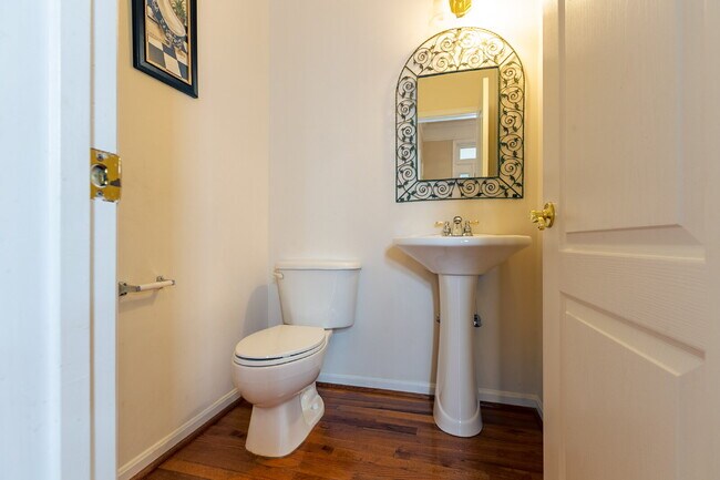 Building Photo - Spacious, Light-Filled Home in the Desirable Broadlands