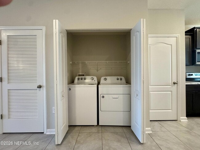 Building Photo - 3992 Vlg Vw Ln