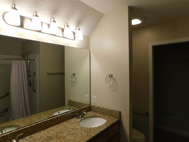 Building Photo - Beautiful Family Home