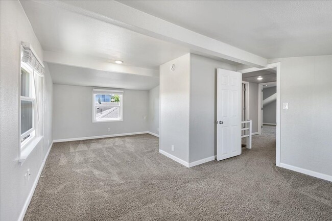 Building Photo - 3Bd/2.25Ba Everett Home