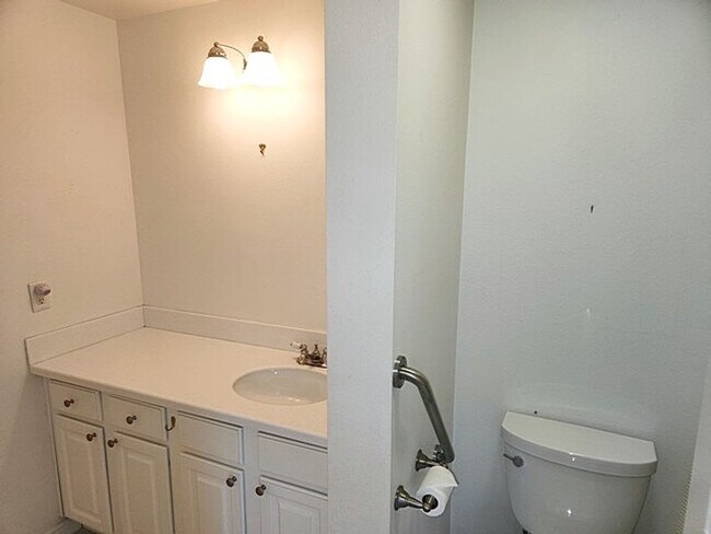 Building Photo - Perfectly Located Canyon Creek Condo - Attached Garage
