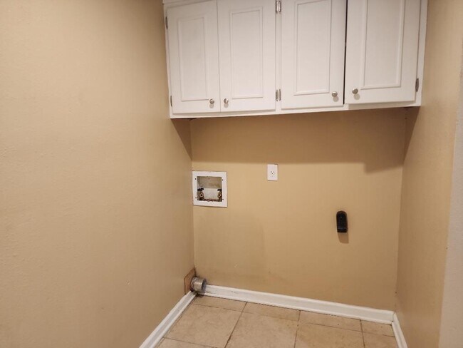 Building Photo - 807 Country Club Rd