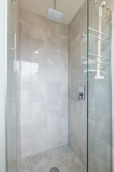 Building Photo - 9413 Roosevelt Way NE