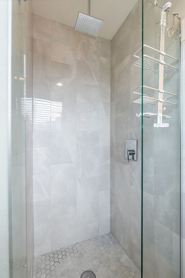 Building Photo - 9413A Roosevelt Way NE