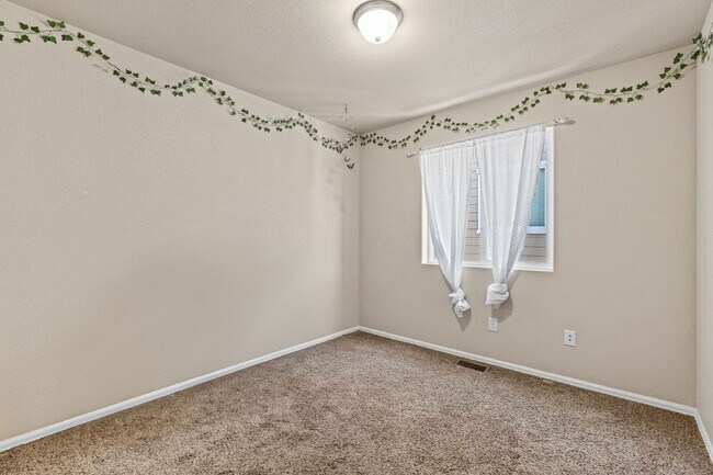 Building Photo - Updated 3-Bedroom Townhome with Private Ya...
