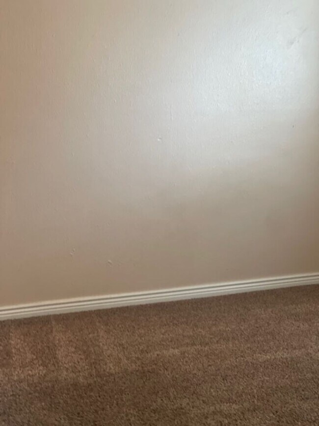 Building Photo - Nice 3 bedroom 2 bathroom apartment.