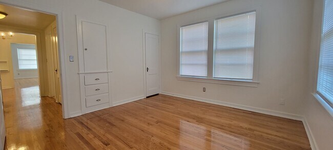 Building Photo - Cherry St 1109