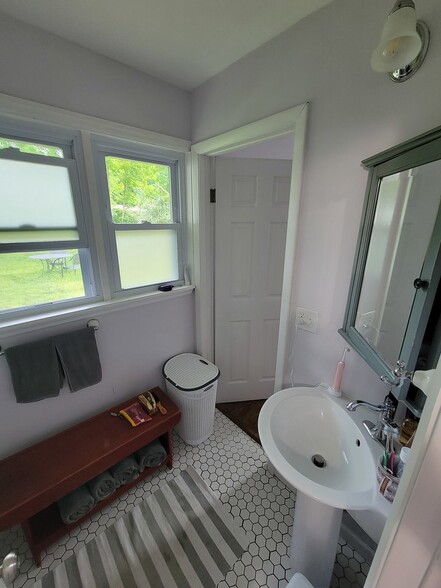 Bathroom room 2 Separate toilet and shower rooms for bath. - 20 Princeton St