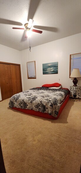 Building Photo - 807 Chicago St