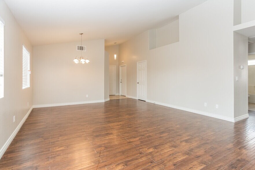 Building Photo - 4565 Savin Cir