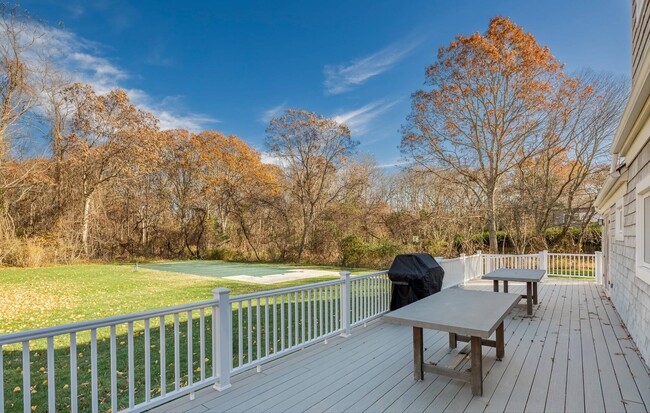 Building Photo - 212 Meadows W