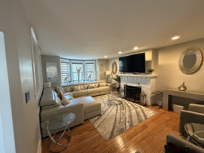 Building Photo - 214 W 39th St