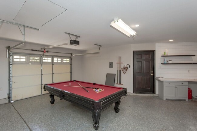 Building Photo - RANCH STYLE POOL HOME ON 2+ ACRES IN THE H...